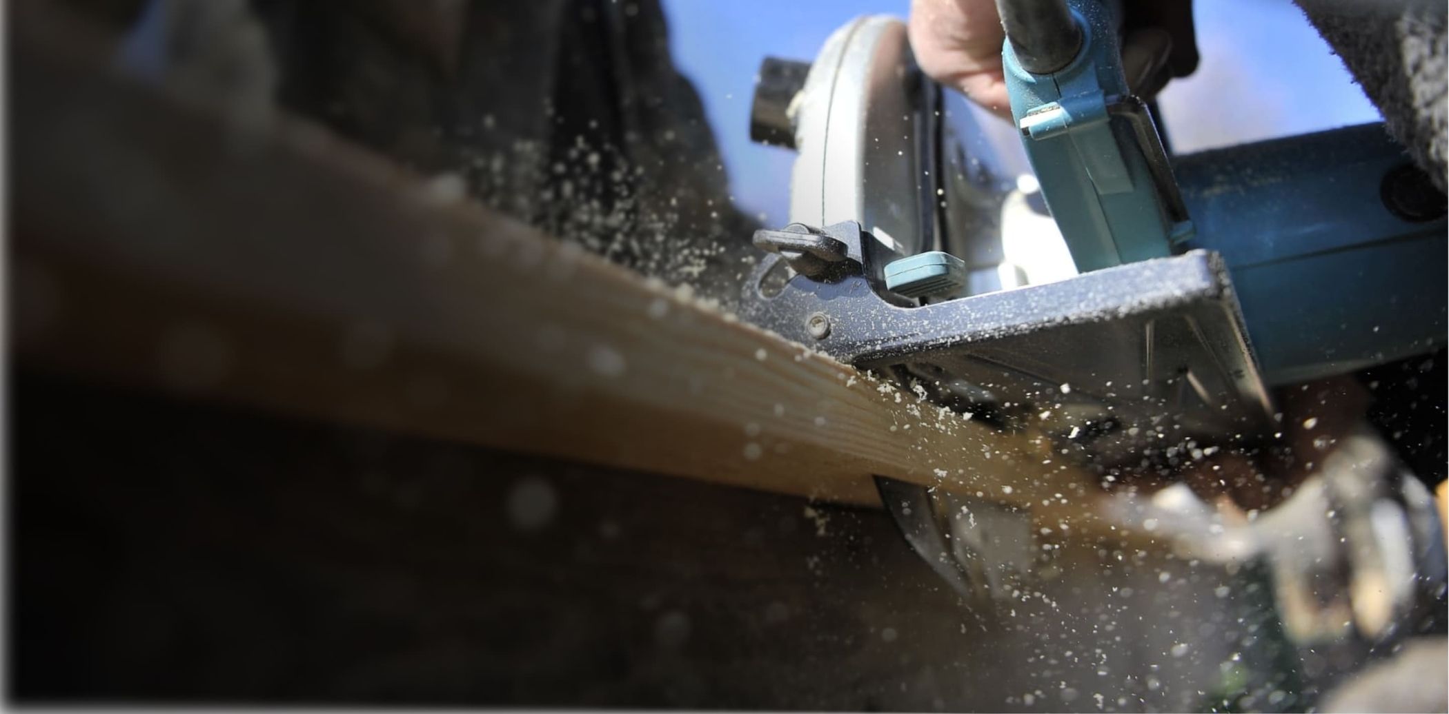 Säge schneidet Holz